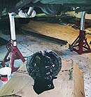 2.75 på wellpappen under bilen okm.JPG (16094 bytes)