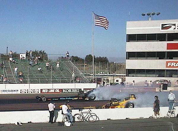 Dragster burnout side by side ok.JPG (57601 bytes)